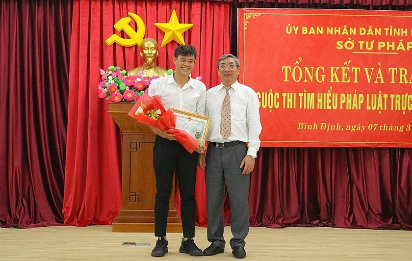 Đại diện Trường THPT số 1 Tuy Phước nhận giải Khuyến khích dành cho cơ quan, đơn vị có số lượng người tham gia dự thi nhiều nhất.