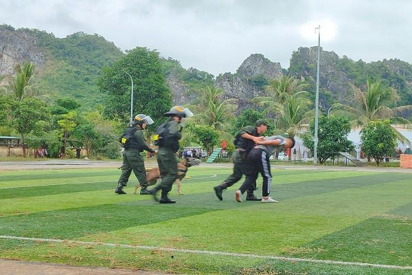 Các bài huấn luyện thực hành được tổ chức tại thao trường, chú trọng rèn luyện kỹ chiến thuật, võ thuật, bắn súng và tác phong chiến đấu, bảo đảm tính thực tiễn cao.
Các bài huấn luyện thực hành được tổ chức tại thao trường, chú trọng rèn luyện kỹ chiến thuật, võ thuật, bắn súng và tác phong chiến đấu, bảo đảm tính thực tiễn cao.