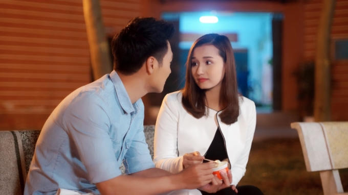 Lã Thanh Huyền ngại ngùng hôn Hồng Đăng