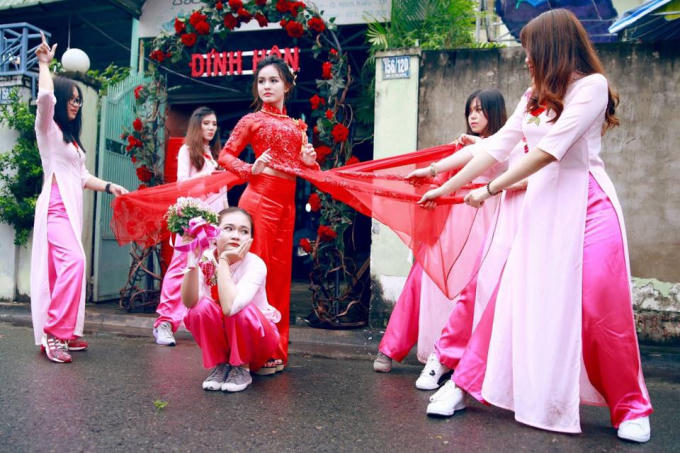  Dàn hàng túm vạt áo.