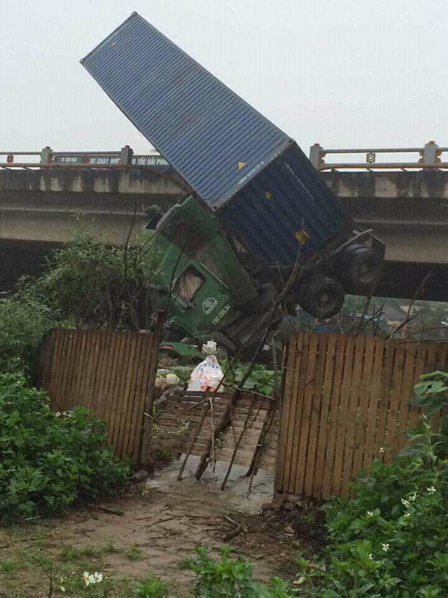 Chiếc container lao xuống thành cầu. Ảnh otofun