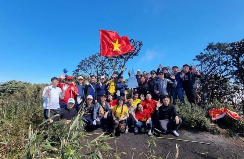 Chinh phục đỉnh núi Pu Ta Leng cao hơn 3.000m đang là tour du lịch được giới trẻ ưa thích.