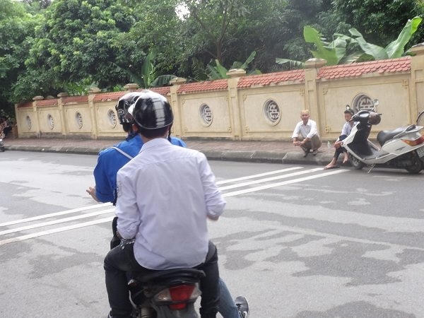 Còn bạn nam sinh này cũng không mang theo Atlat phải nhờ một sinh viên tình nguyện chở đi mua.