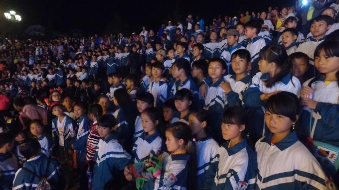 Đông đảo các em học sinh đứng trên khán đài để theo dõi, cổ vũ cuộc thi.