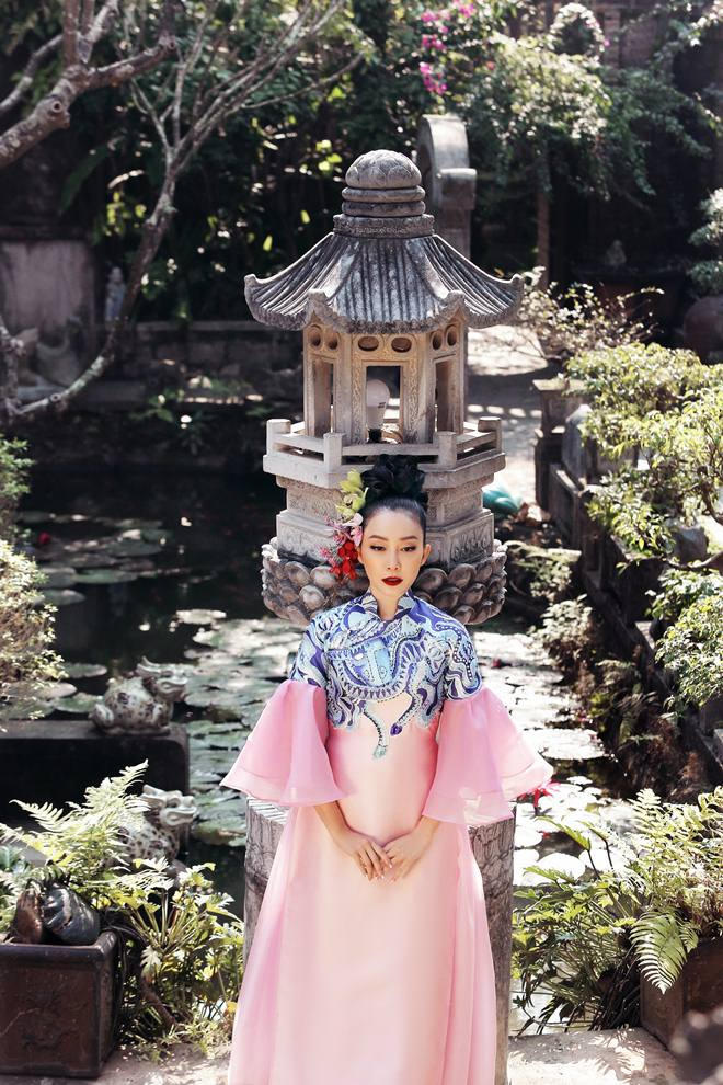 Chim công làng múa thần thái, quý phái