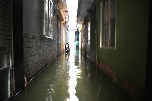 Nhiều đồ đạc trong gia đình các hộ dân nơi đây bị ngâm nước.