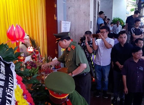 Bộ trưởng Bộ Công an cũng tới chia buồn với gia quyến ông Tuấn.