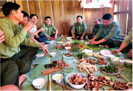 2Cán bộ chốt A7 thuộc Trạm Sa Loong sum vầy Tất Niên.