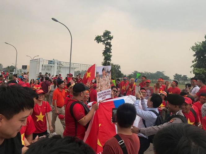 CĐV Việt Nam đổ bộ s&acirc;n Pakansari,