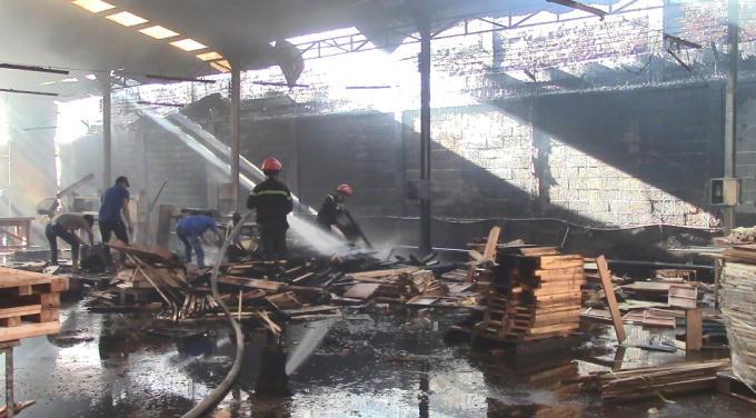 Nhiều cán bộ chiến sĩ được huy động đến hiện trường (Ảnh: Hà Bắc)