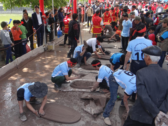 C&aacute;c&nbsp;đội nặn ph&aacute;o&nbsp;để chuẩn bị thi&nbsp;đấu.