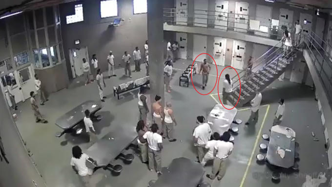 Hai phạm nhân có mâu thuẫn trước đó, mở màn cho cuộc ẩu đả khi phạm nhân cởi trần cầm vũ khí tự chế đâm vào lưng người còn lại.