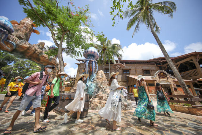 Du khách trải nghiệm tại Hòn Thơm Nature Park