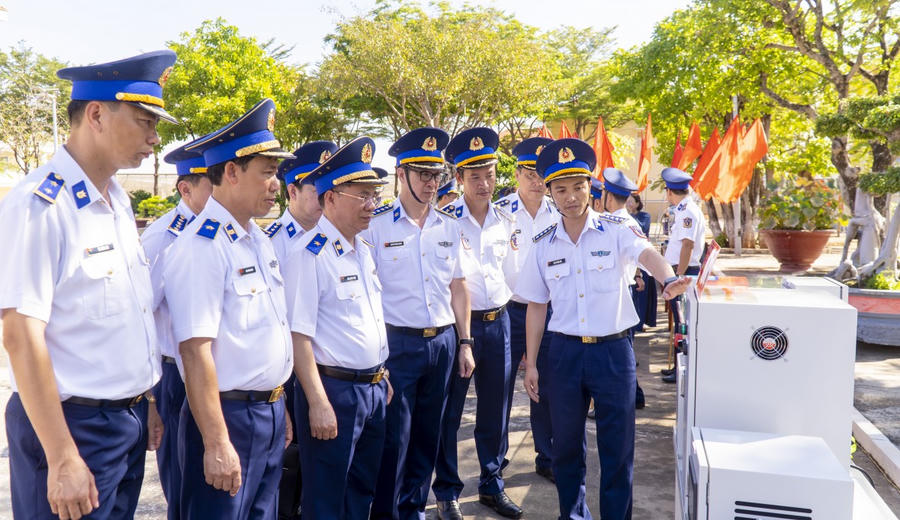 Các đại biểu tham quan hệ thống sáng kiến cải tiến kỹ thuật, mô hình học cụ, vật chất huấn luyện của các cơ quan, đơn vị Vùng Cảnh sát biển 3