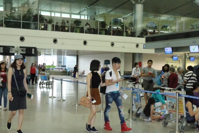 Sau buổi họp báo này mọi người còn thấy Hương Tràm và Quang Hà đi du lịch tại Nha Trang cùng những người bạn.