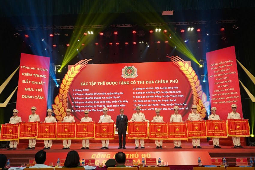 Thừa uỷ quyền của Thủ tướng Chính phủ, đồng chí Phan Văn Hùng, Phó Trưởng ban Ban thi đua khen thưởng Trung ương trao Cờ thi đua Chính phủ tặng 12 tập thể.