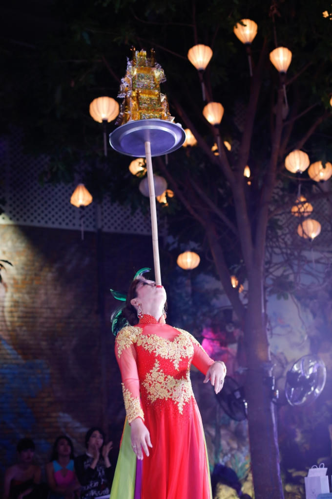 Nổi da g&agrave; với c&aacute;c tiết mục m&uacute;a lửa, ăn than, n&acirc;ng ghế bằng răng của của th&iacute; sinh MSM TG Got Talent