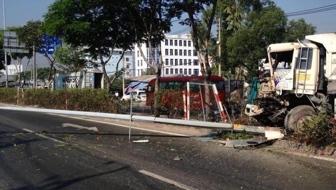 Khi xe ben vừa qua nút giao thông Gò Dưa khoảng 200 mét (thuộc phường Tam Bình, quận Thủ Đức, TP HCM) thì va chạm với ô tô 7 chỗ BKS 51F - 230.11 đang chạy cùng chiều.