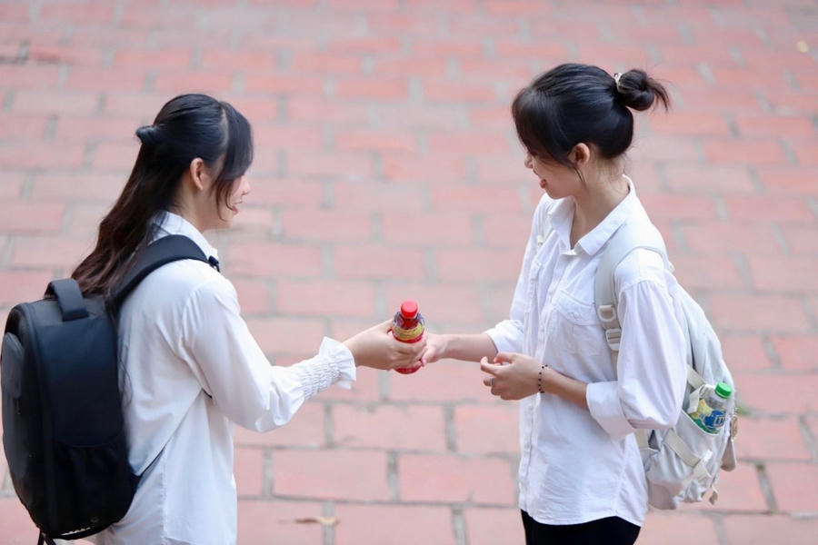 Với các sĩ tử, mùa thi cũng là mùa nóng trong người bởi áp lực học tập, thi cử và thời tiết nắng nóng gay gắt.