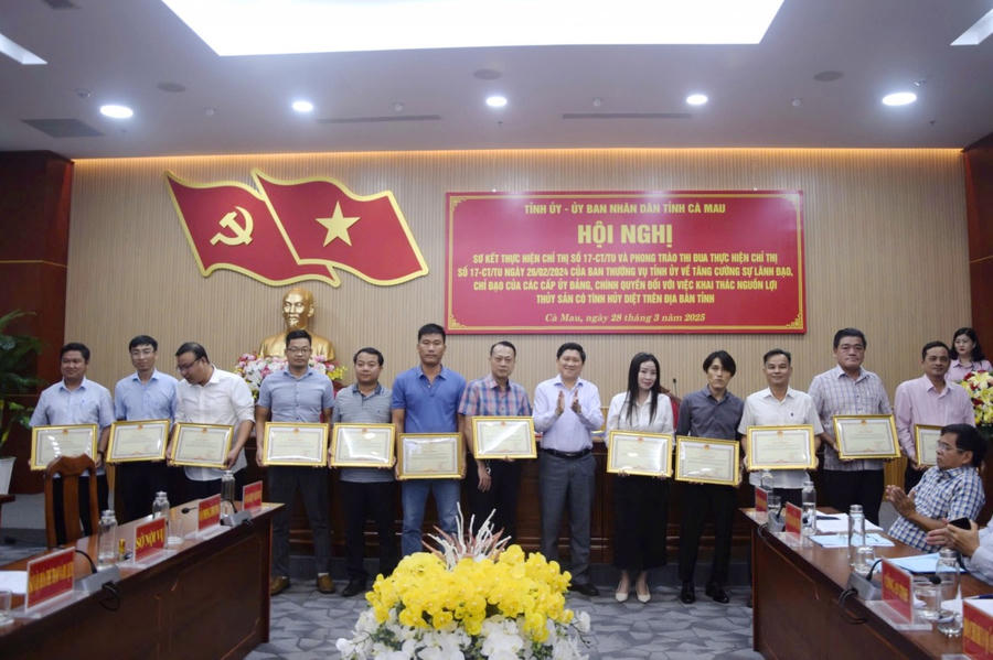 Lãnh đạo tỉnh Cà Mau, tặng Bằng khen cho tập thể, cá nhân, phóng viên báo, đài có thành tích tiêu biểu trong công tác tuyên truyền về chống khai thác hải sản (thủy sản) IUU.