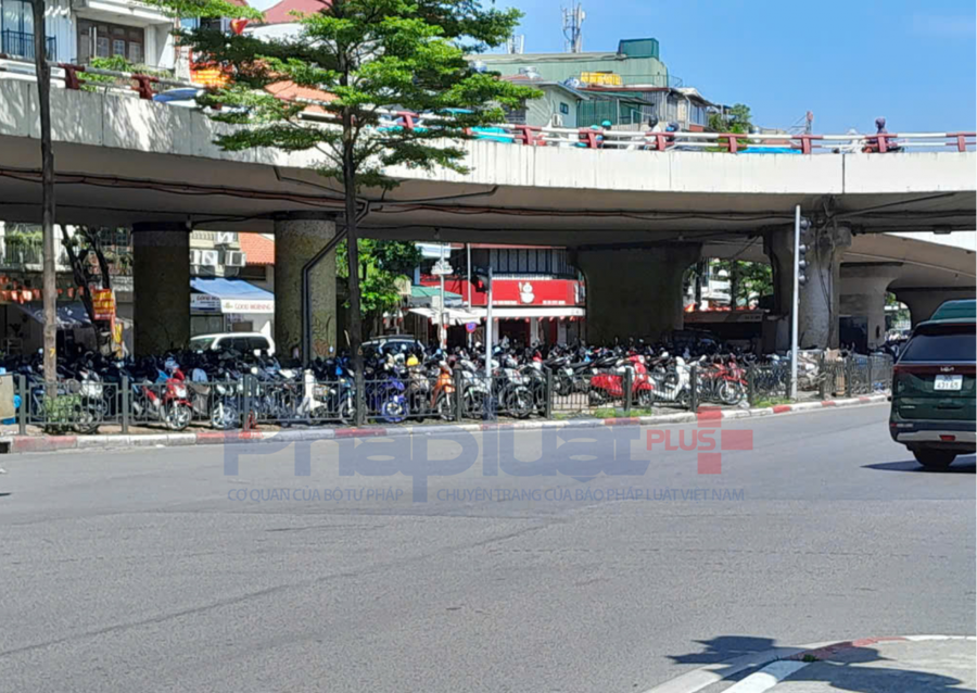 Theo quan sát của phóng viên, khu vực bãi trông giữ xe tại khu vực gầm cầu Chương Dương với số lượng phương tiện khá lớn.