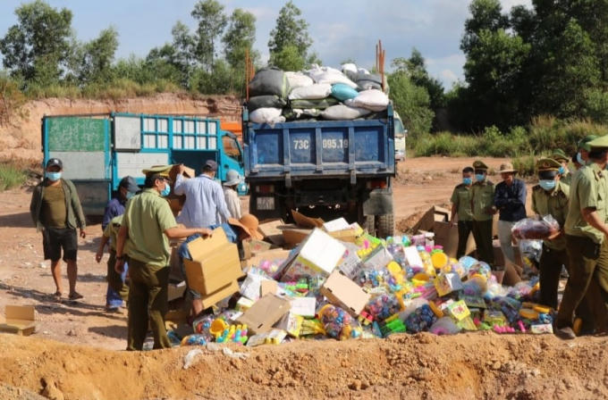 Tập trung tài sản là tang vật vi phạm hành chính để tiến hành tiêu hủy. (Ảnh Tổng cục QLTT)