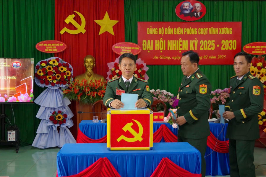 Các đảng viên tiến hành bỏ phiếu bầu Ban Chấp hành Đồn Biên phòng Cửa khẩu quốc tế Vĩnh Xương nhiệm kỳ 2025 - 2030