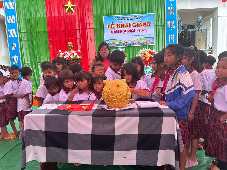 Các em học sinh Trường tiểu học Kim Đồng (xã Tu Mơ Rông, tỉnh Quảng Ngãi) háo hức dự khai giảng năm học mới.