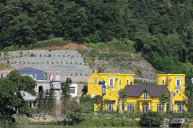 Khu biệt thự Hoàng Lê Gia Garden tại xã Minh Trí, huyện Sóc Sơn, một công trình khủng được Thanh tra TP Hà Nội chỉ rõ có sai phạm nghiêm trọng.