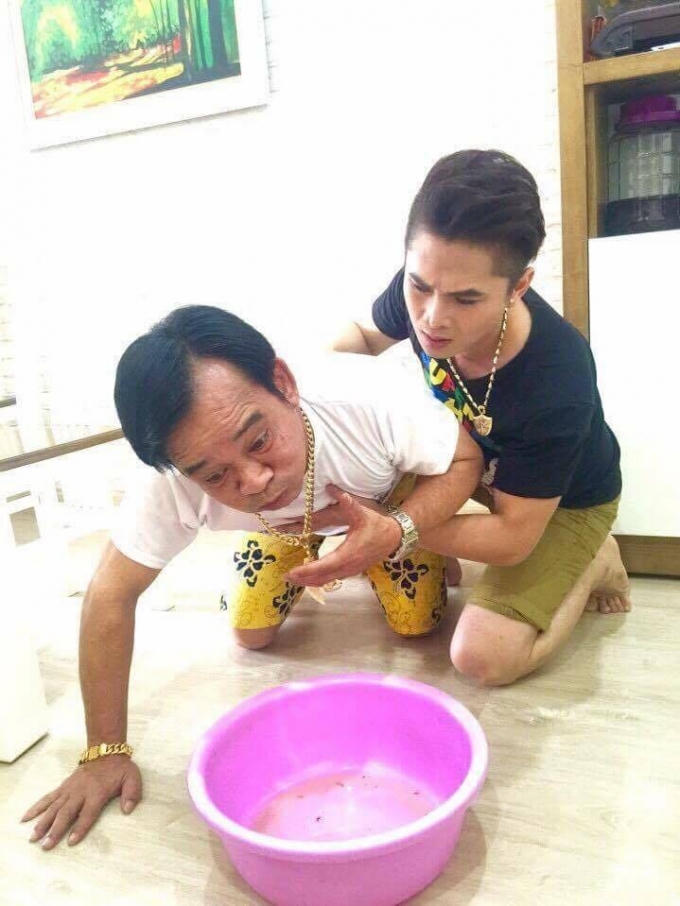 Ca sỹ Du Thiên, nghệ sỹ Quang Tèo trong cảnh nôn vì ăn nhầm thịt chuột. (Ảnh: Minh Long).