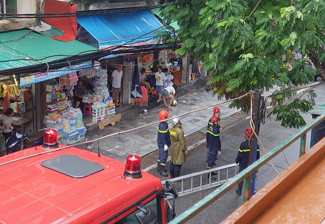 Hà Nội mưa liên tục sau bão, cây xanh gãy đổ ở nhiều nơi - 3