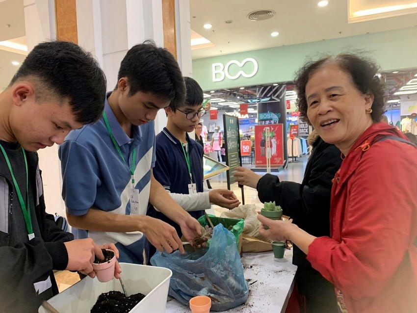 Các thành viên của Green Life sẽ giúp trồng những cây sen đá đã chọn và hướng dẫn cách chăm sóc.