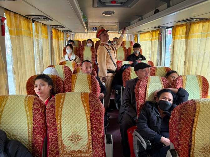 CSGT kiểm tra số hành khách trên xe (Ảnh: Công an Công an TP Hà Nội).