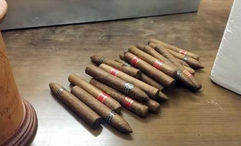 Xì gà không rõ nguồn gốc được cơ quan chức năng thu giữ.  (Ảnh: Đông Bắc)