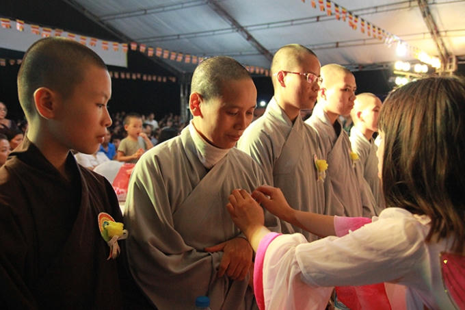 Ngoài ra, các tăng ni và phật tử tiến hành niệm phật cầu gia bị, dâng cúng dàng chư Tăng, bông hồng cài áo và thả đèn hoa đăng cầu siêu độ vong linh.