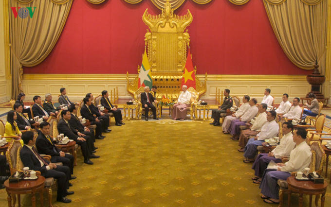 Tổng thống Htin Kyaw chúc mừng những thành tựu to lớn, có ý nghĩa lịch sử mà Việt Nam đã đạt được trong công cuộc đổi mới hơn 30 năm qua; đánh giá cao vị thế và uy tín ngày càng cao của Việt Nam ở khu vực và trên thế giới; bày tỏ tin tưởng nhân dân Việt Nam sẽ tiếp tục đạt được nhiều thành tựu to lớn hơn nữa trong thời gian tới. Tổng thống Htin Kyaw cảm ơn sự ủng hộ rất tích cực và hiệu quả của Việt Nam đối với đất nước và nhân dân Myanmar trong quá trình cải cách và xây dựng đất nước thời gian qua