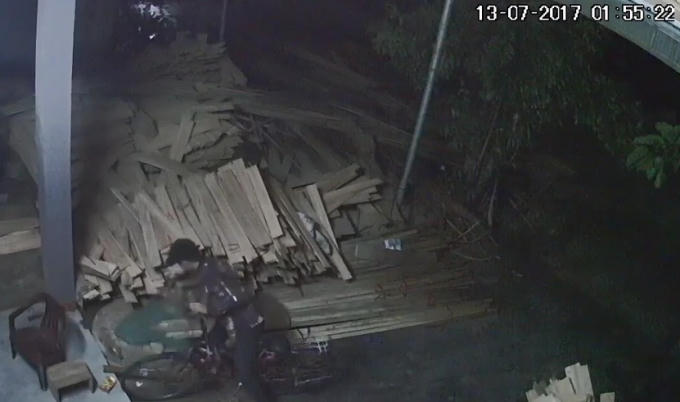 Thanh niên mon men định ăn trộm. ( Ảnh: cắt từ clip)