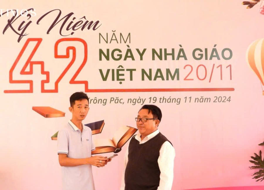 Thầy tâm bị khuyết tật nhưng vẫn cố gắng bám bản, bám trường, trau dồi kiến thức cho học sinh vùng sâu, vùng xa 10 năm qua. Ảnh: T.H