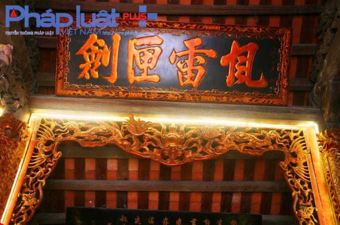 Họa tiết “Lưỡng long chầu nguyệt” được chạm khắc tinh xảo dưới bức Hoàng phi cổ.