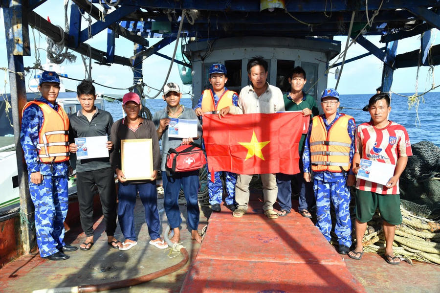 Bộ Tư lệnh Vùng Cảnh sát biển 4 tuyên truyền chống khai thác IUU và tặng cờ Tổ quốc, ảnh Bác Hồ, túi thuốc y tế cho các tàu cá đang hoạt động trên biển.