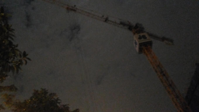 Chiếc cẩu dài hàng chục mét vắt ngang đường