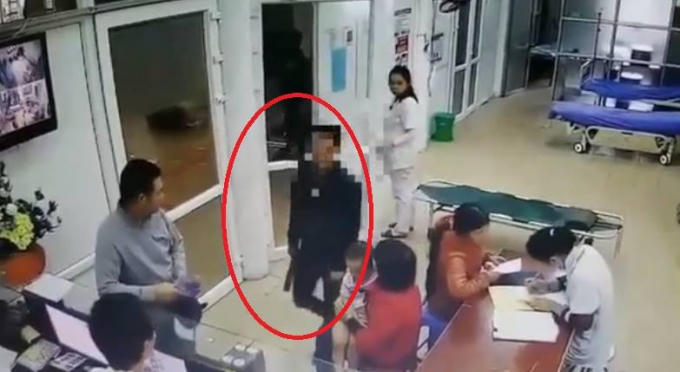 Đối tượng không bị bệnh (tron vòng tròn đỏ) nhưng vân vào trong bệnh viện yeey cầu bác sĩ tháo đốt tay. Ảnh cắt từ clip.