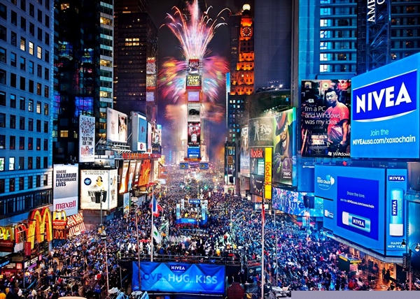 Quảng trường Thời đại ở Manhattan, New York, Mỹ là địa điểm không thể không nhắc đến trong đêm giao thừa trên khắp nước Mỹ. Ngay cả khi bạn không có mặt ở đó, rất có thể bạn đã xem màn thả quả cầu rơi đón giao thừa nổi tiếng qua truyền hình bởi nó được thả mỗi năm suốt từ năm 1907, chỉ trừ giai đoạn Thế chiến II.
