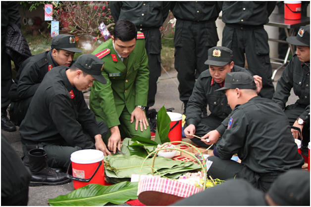 Cán bộ hướng dẫn các đoàn viên gói bánh chưng.