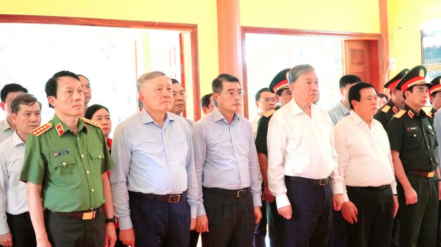 Tổng Bí thư Tô Lâm cùng đoàn công tác Trung ương đến dâng hoa, dâng hương tại Đền thờ Thổ Châu.