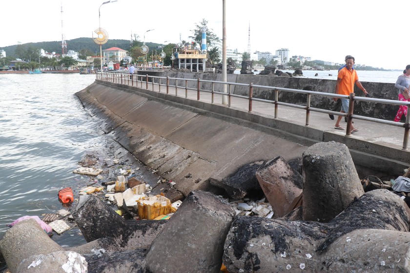Ngoài cảnh đẹp, những du khách tới với Dinh Cậu còn thường xuyên nhìn thấy rác ở khu vực điểm du lịch nổi tiếng này. (Ảnh: Vũ Lành)