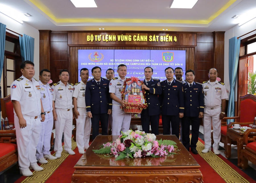 Hải quân Hoàng gia Campuchia tặng quà chúc mừng năm mới BTL Vùng Cảnh sát biển 4