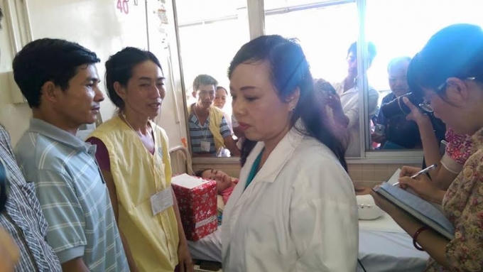 Bộ trưởng Nguyễn Thị Kim Tiến đã trực tiếp đến thăm hỏi động viên và tặng quà cho nữ sinh Hà Vi