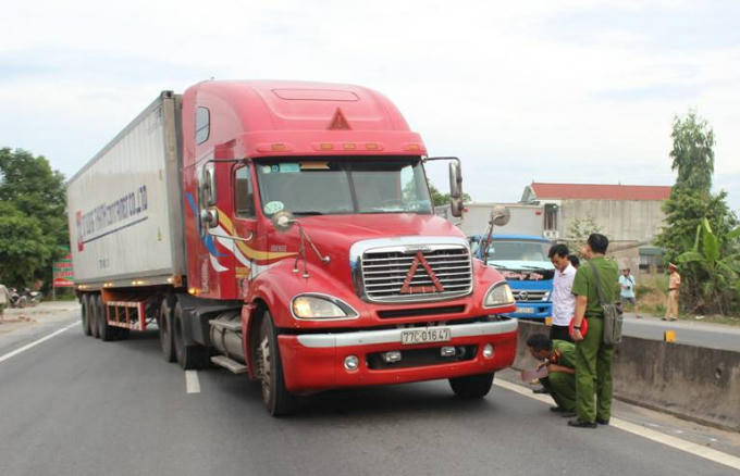 Chiếc xe container hất văng thượng úy Nguyễn Anh Đức xuống đường.