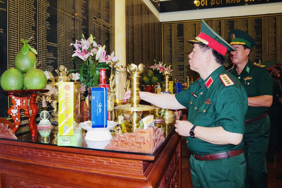 Đại tướng Nguyễn Trọng Nghĩa dâng hương tưởng niệm các anh hùng liệt sĩ.